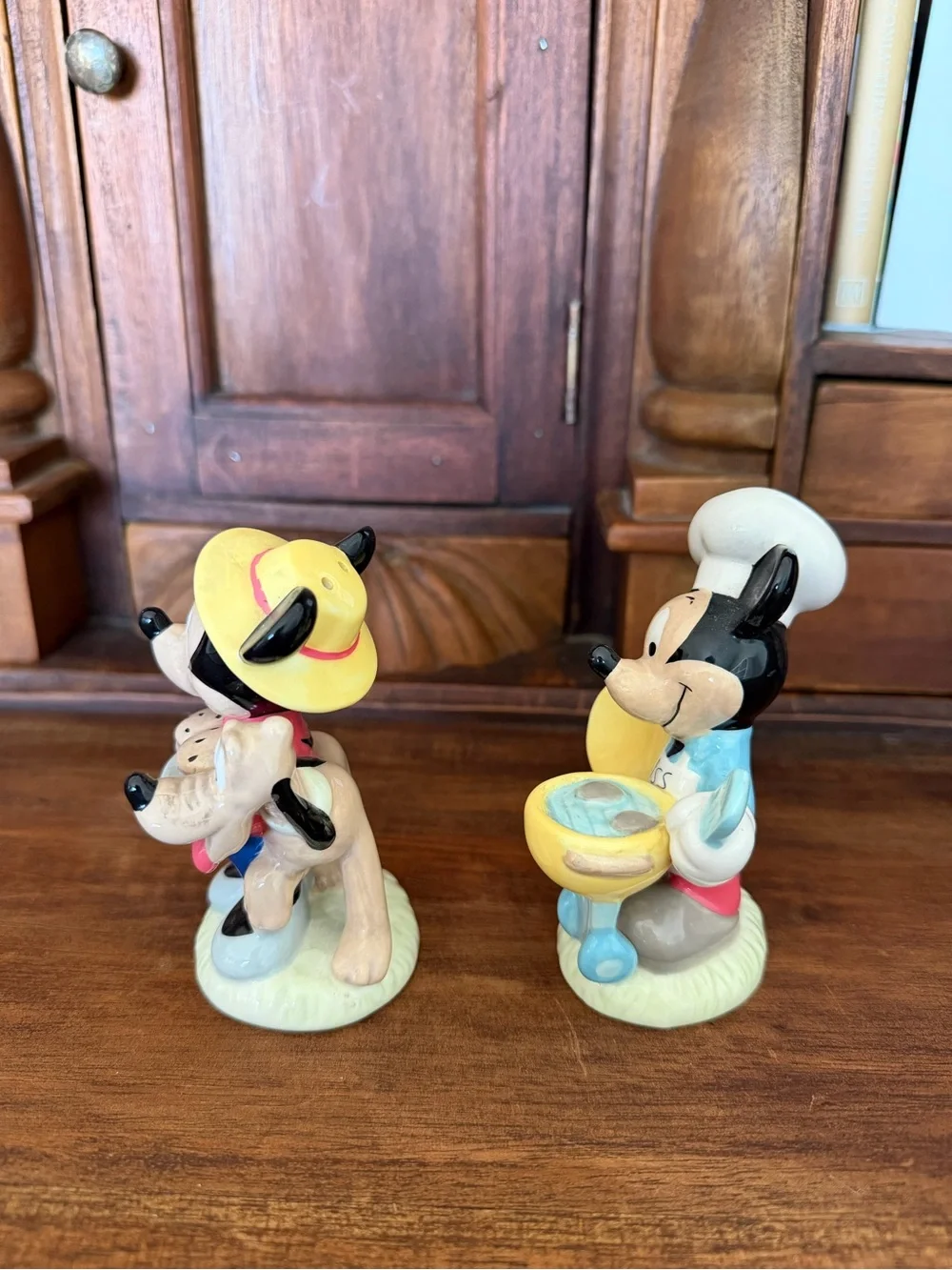 Disney Mickey Minnie Pluto Ceramic Salt Pepper Shakers Chef Picnic Set